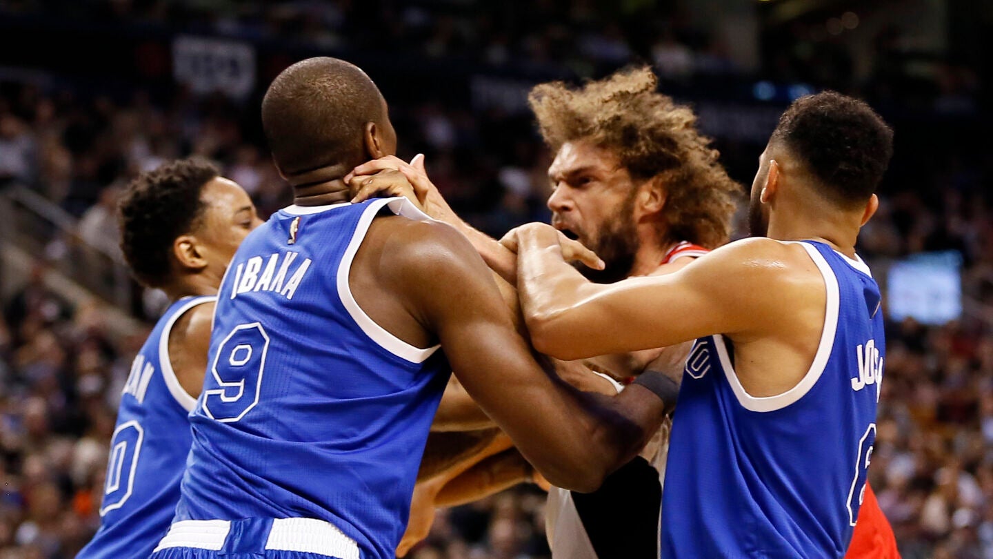 Ibaka y Robin L&oacute;pez se enzarzan en una pelea