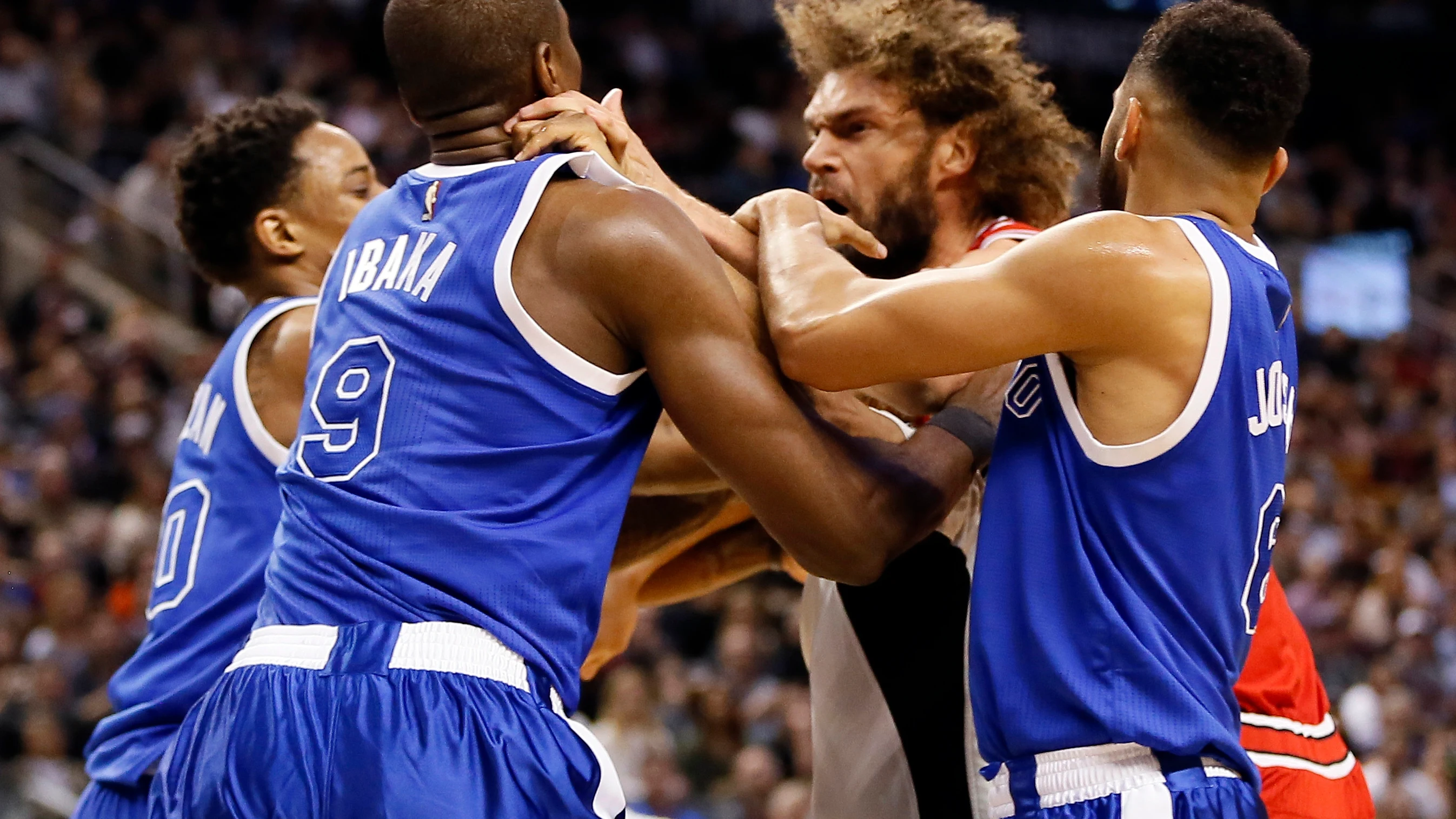 Ibaka y Robin L&oacute;pez se enzarzan en una pelea