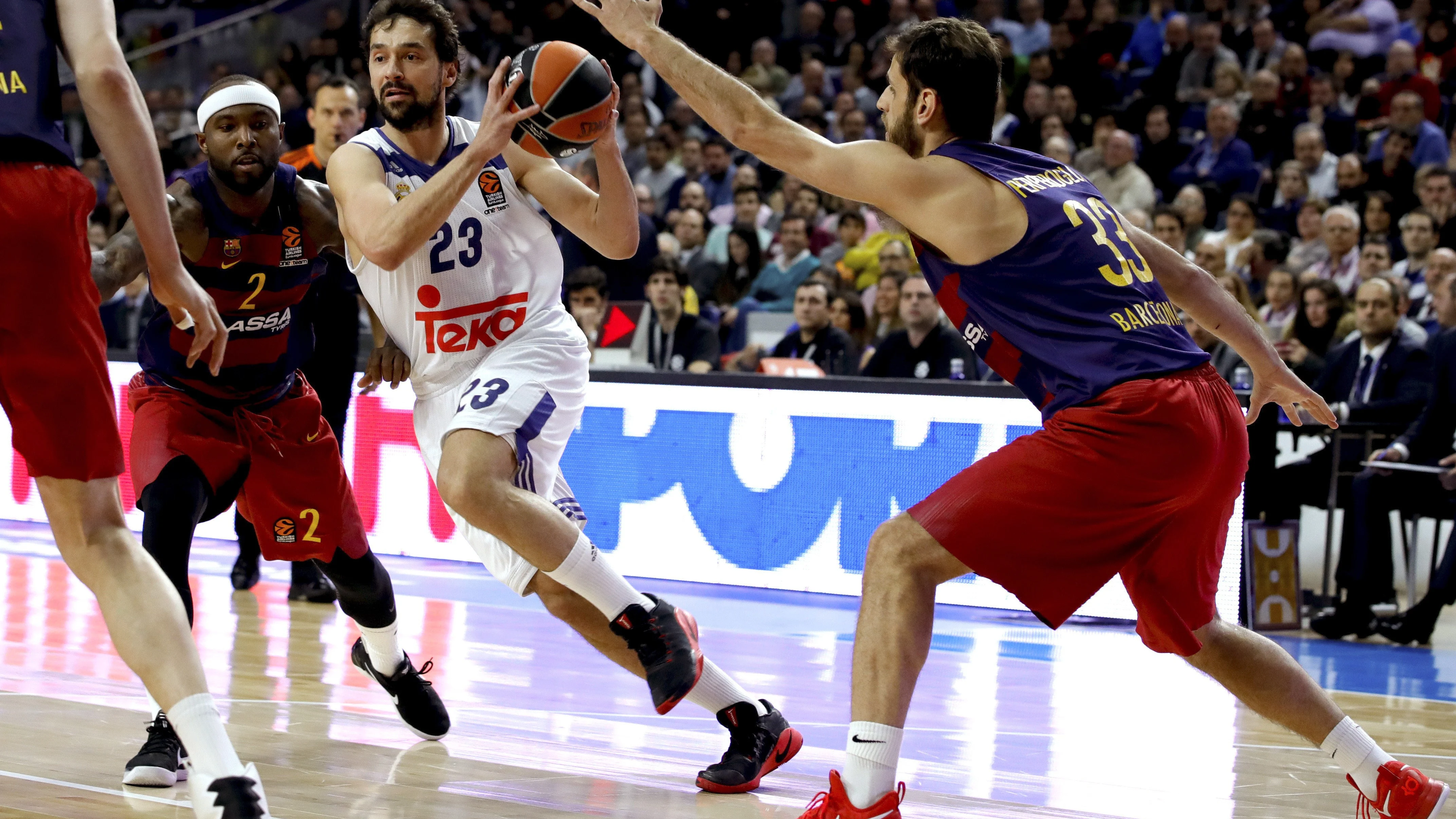 Llull conduce el ataque del Madrid en el Clásico