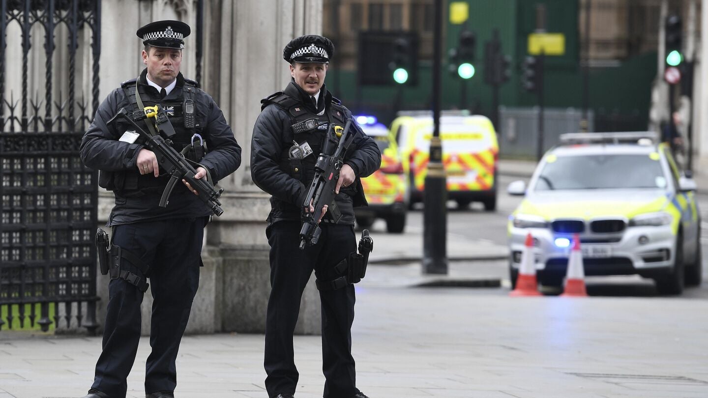 Agentes de polic&iacute;a brit&aacute;nicos tras el tiroteo en el Parlamento 