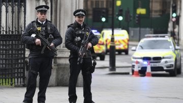 Agentes de policía británicos tras el tiroteo en el Parlamento 