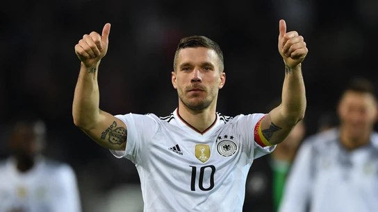 Lukas Podolski celebra la victoria y su despedida con Alemania Lukas Podolski celebra la victoria y su despedida con Alemania