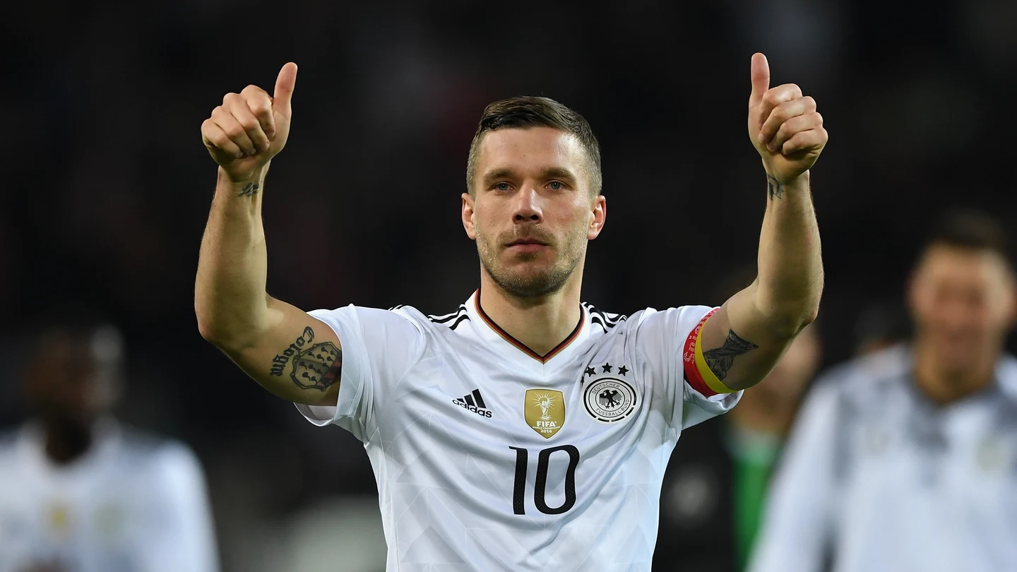 Lukas Podolski celebra la victoria y su despedida con Alemania Lukas Podolski celebra la victoria y su despedida con Alemania