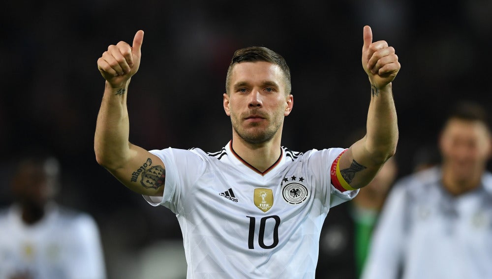 Lukas Podolski celebra la victoria y su despedida con Alemania