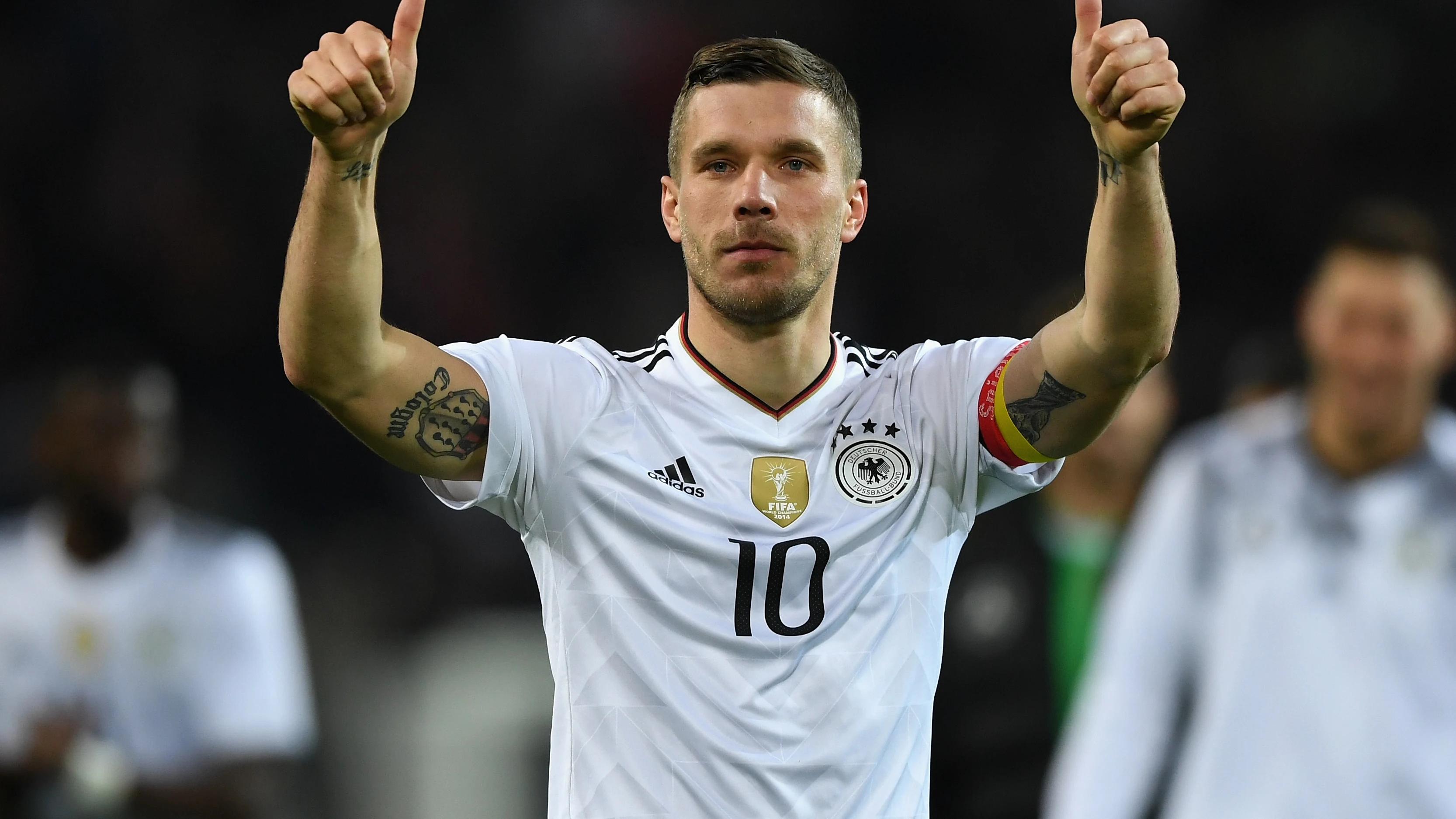 Lukas Podolski celebra la victoria y su despedida con Alemania