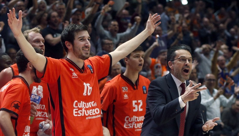 Jugadores del Valencia Basket celebran el triunfo y el pase a la final