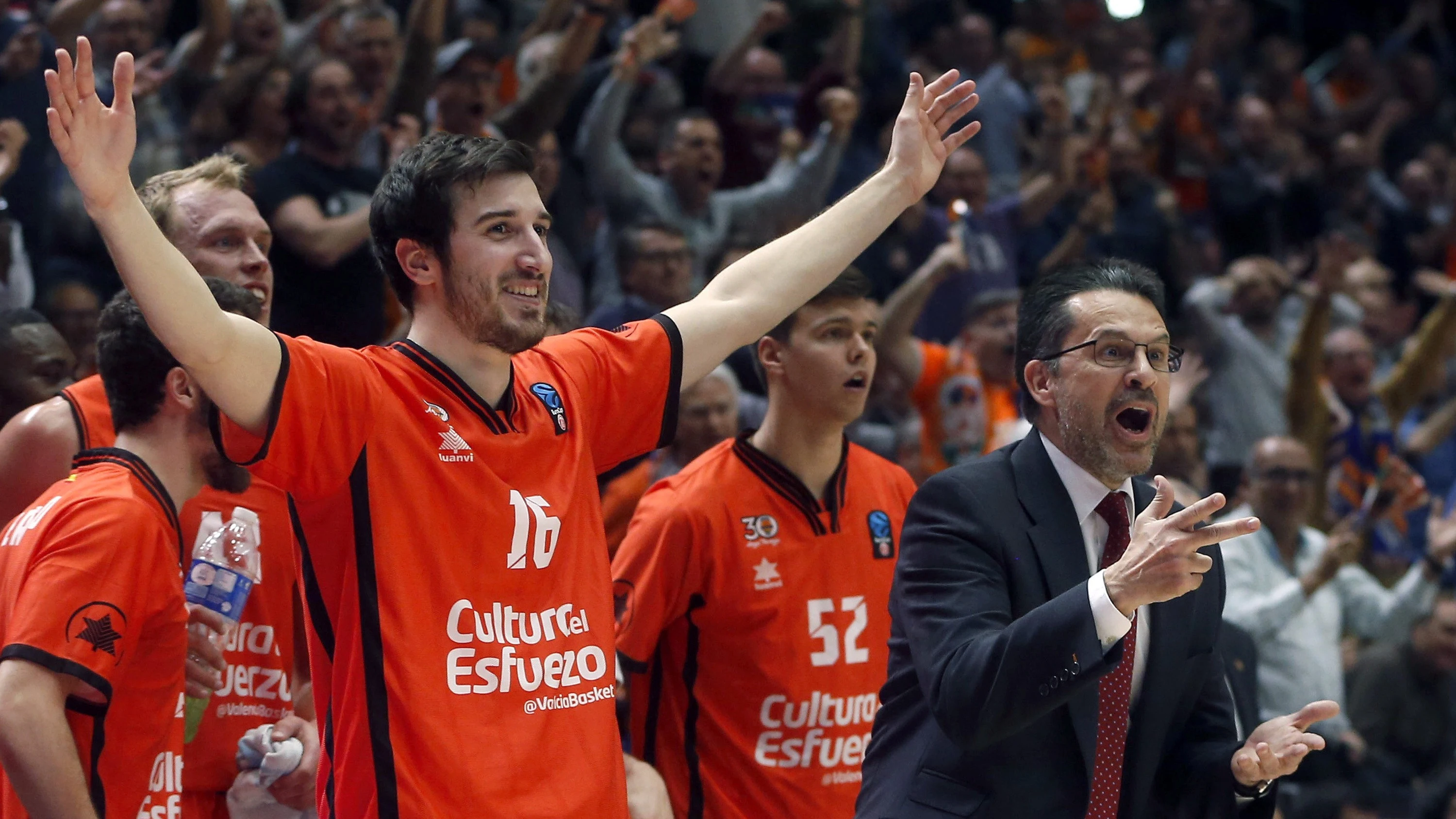 Jugadores del Valencia Basket celebran el triunfo y el pase a la final