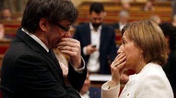 Carles Puigdemont conversa con Carme Forcadell