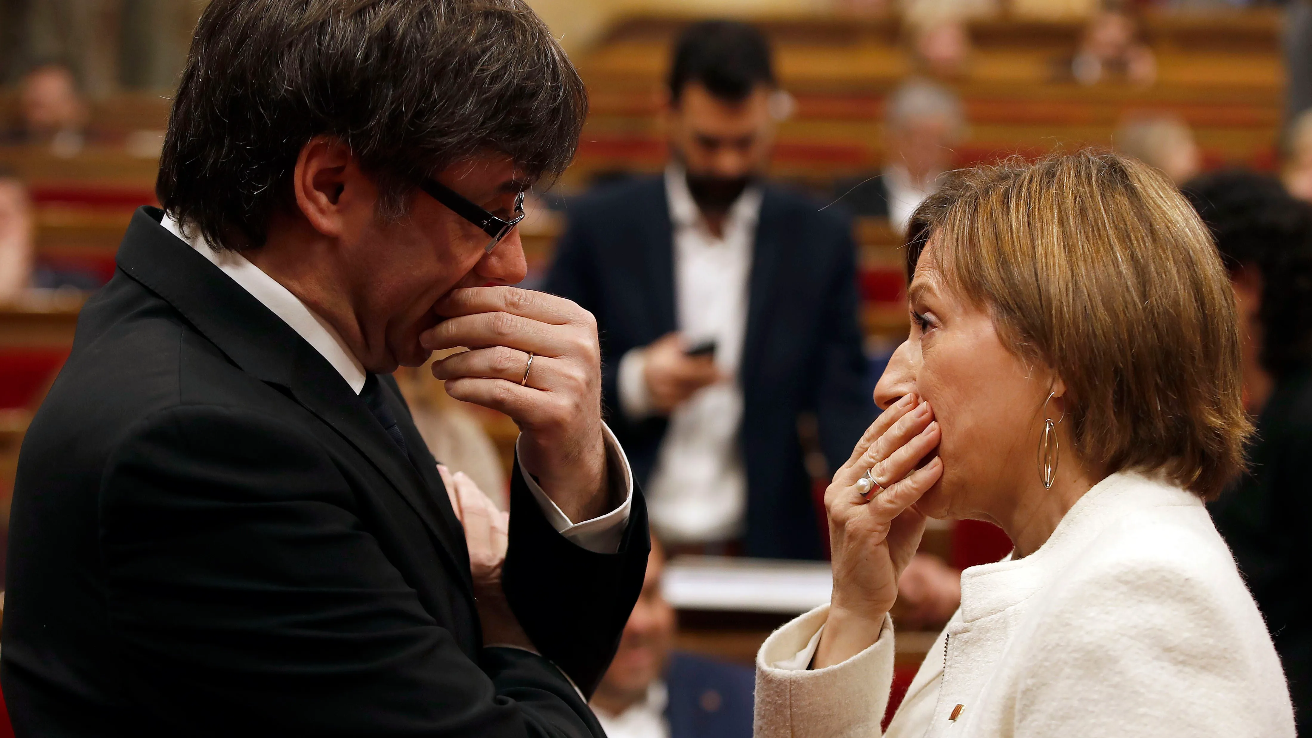 El presidente de la Generalitat, Carles Puigdemont, conversa con la presidenta del Parlament, Carme Forcadell, poco antes del comienzo del pleno del Parlament