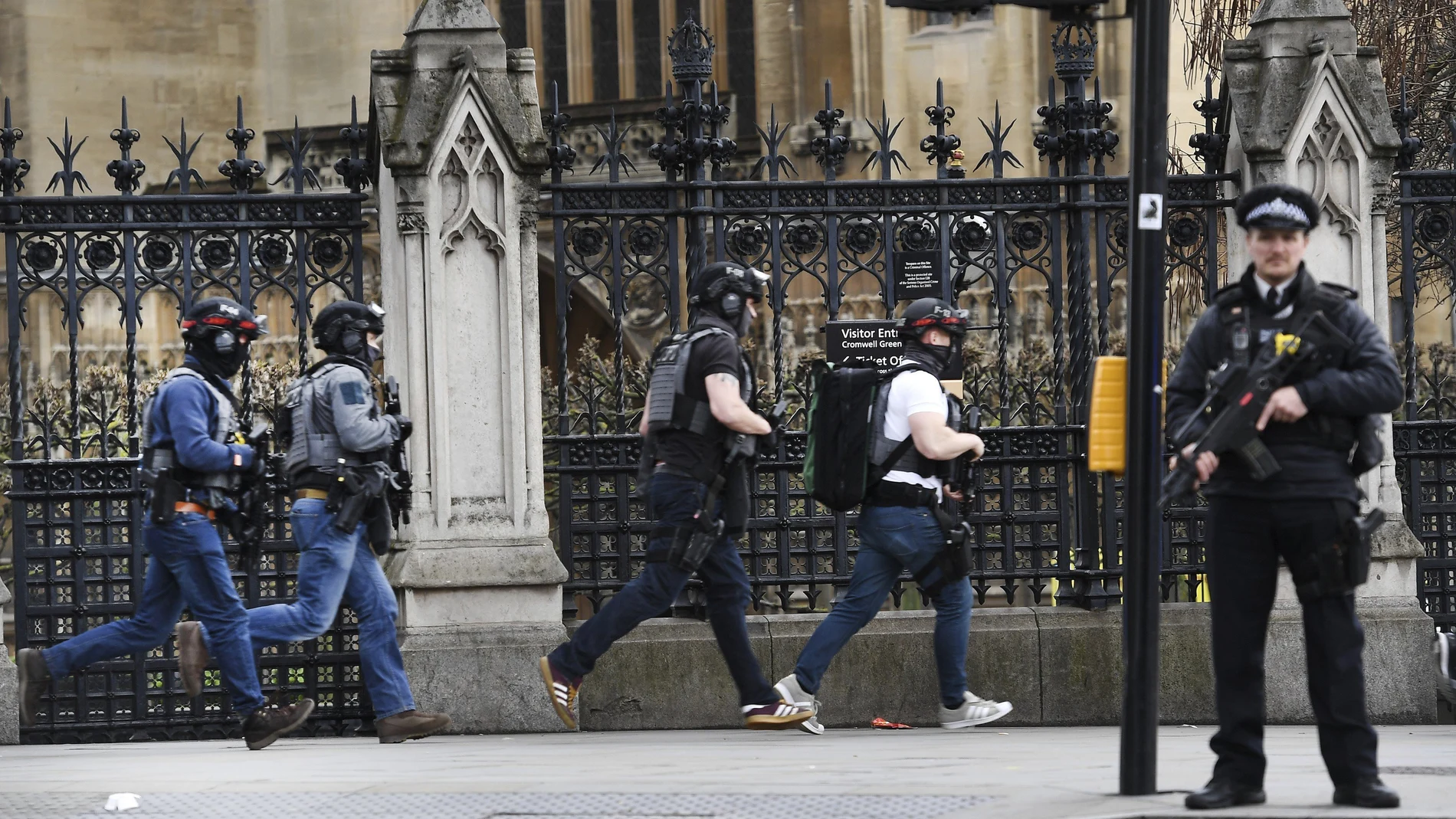 Agentes de policía británicos permanecen en guardia tras un tiroteo ante el Parlamento en Londres, 