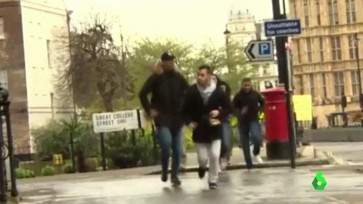 Frame 20.657311 de: "¡Vamos, moveos, todos a cubierto!", así evacuaba la Policía a los viandantes tras el atentado en Londres