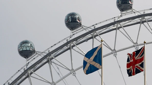 Un grupo de gente en el London Eye de Londres