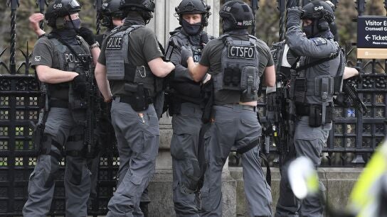 Agentes de polic&iacute;a brit&aacute;nicos tras el atentado en Londres