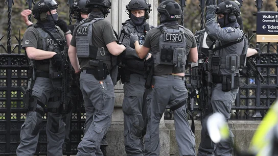 Agentes de policía británicos tras el atentado en Londres Agentes de policía británicos tras el atentado en Londres