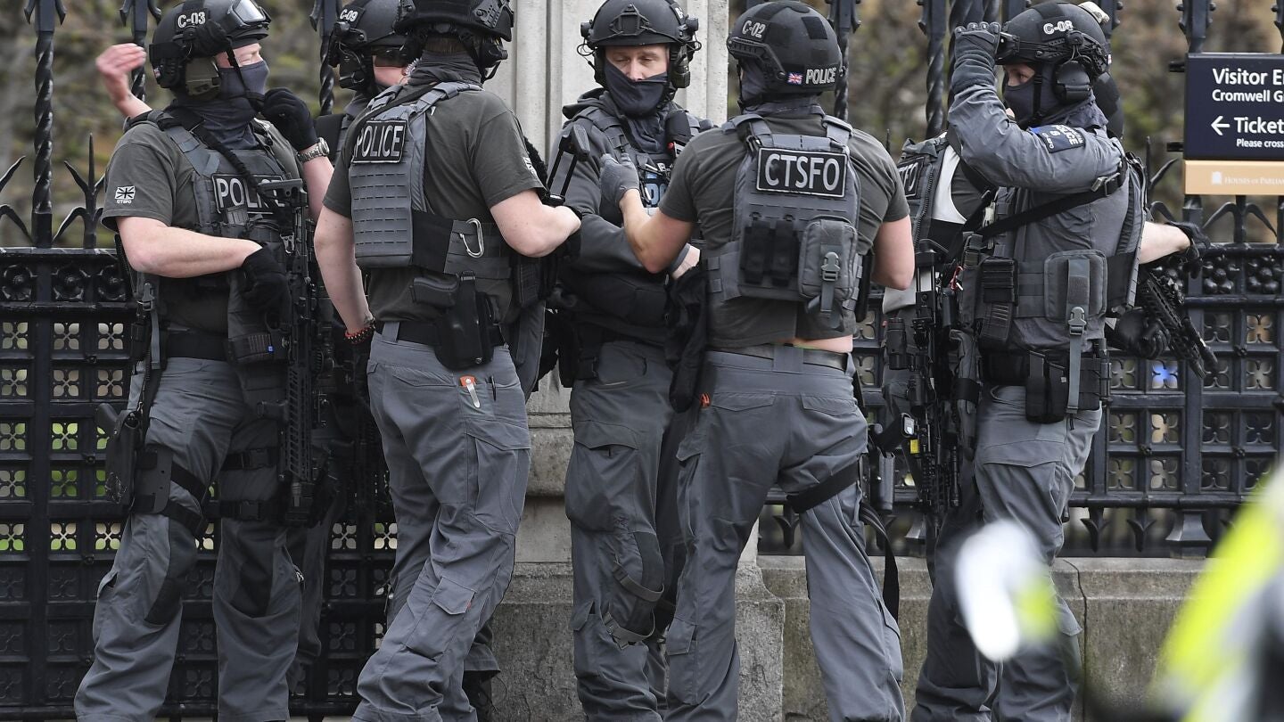 Agentes de polic&iacute;a brit&aacute;nicos tras el atentado en Londres