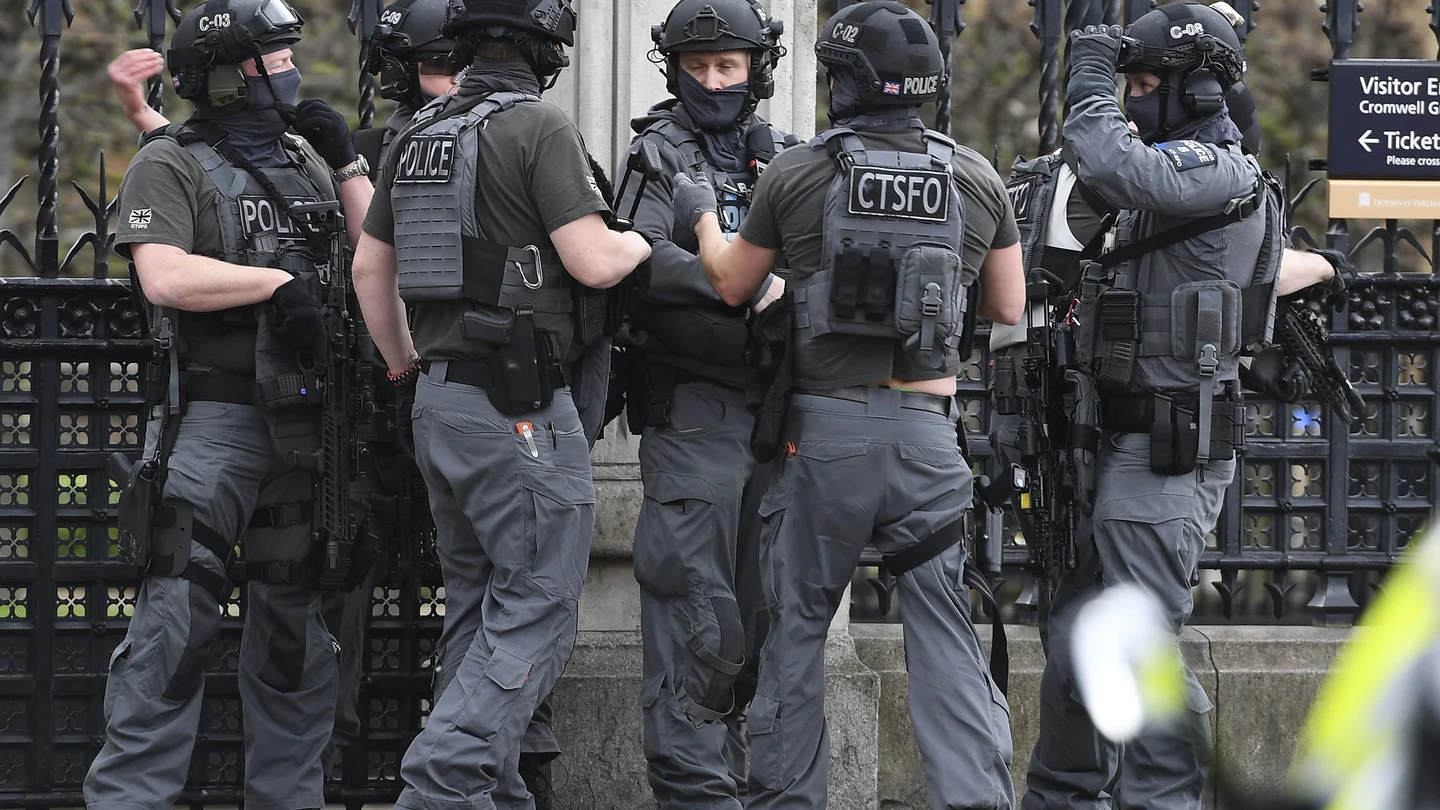 Agentes de policía británicos tras el atentado en Londres Agentes de policía británicos tras el atentado en Londres