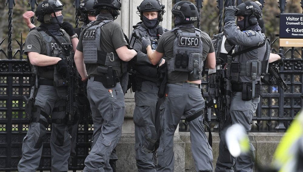 Agentes de policía británicos tras el atentado en Londres