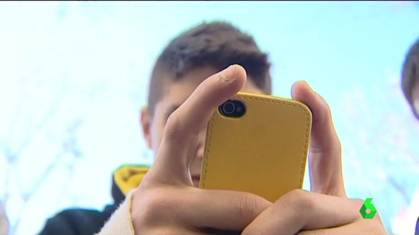 Un joven utilizando el móvil Un joven utilizando el móvil