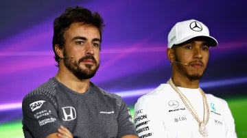 Fernando Alonso y Lewis Hamilton, durante la rueda de prensa