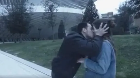 Uno de los besos que el youtuber dio sin consentimiento a una chica Uno de los besos que el youtuber dio sin consentimiento a una chica