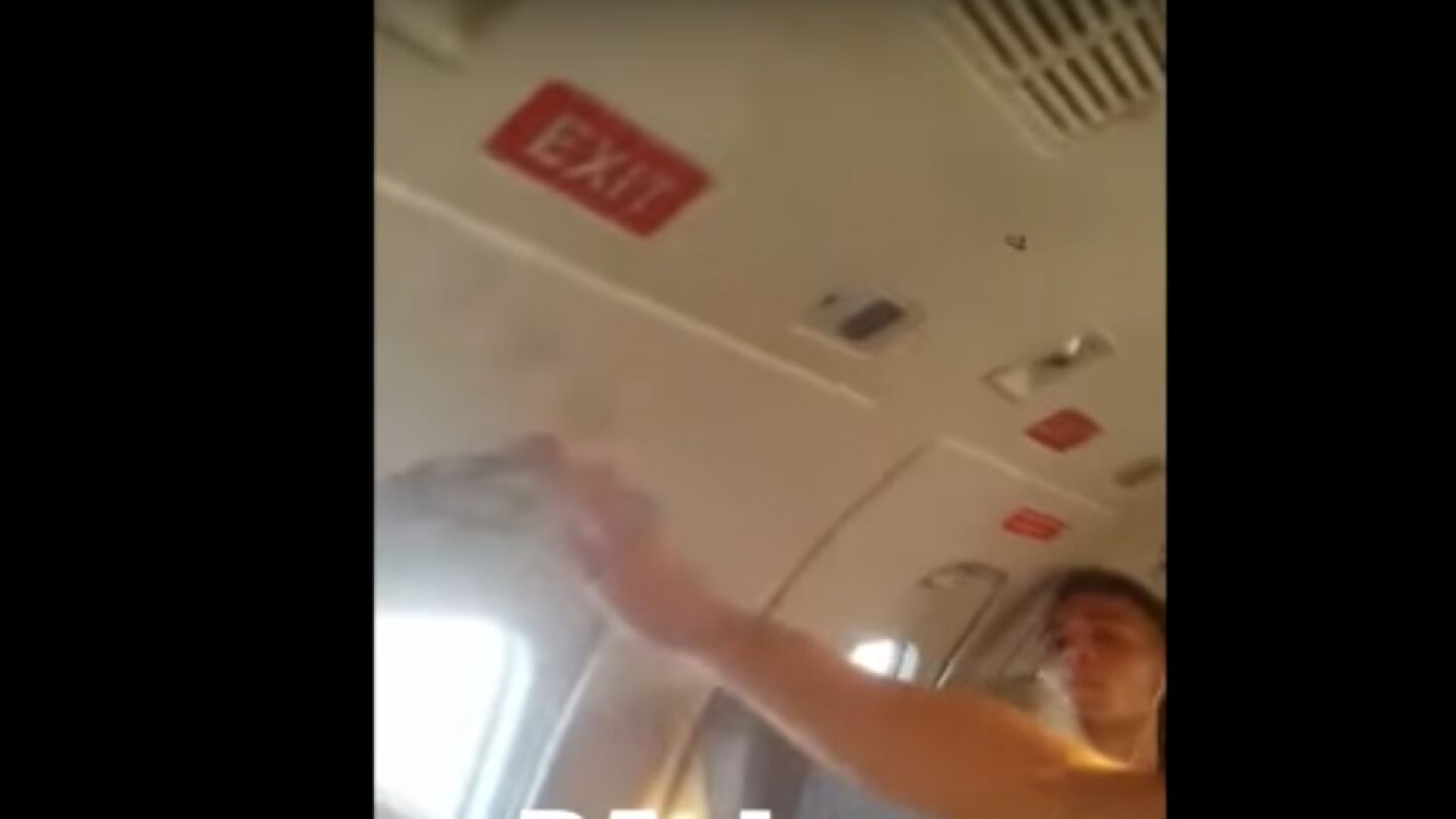 Tratan de cerrar la puerta del avi&oacute;n que transportaba a Racing