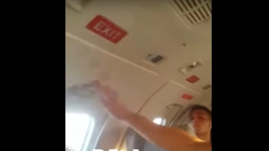 Tratan de cerrar la puerta del avión que transportaba a Racing Tratan de cerrar la puerta del avión que transportaba a Racing