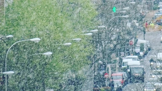 La nieve sorprende a los madrileños en plena primavera La nieve sorprende a los madrileños en plena primavera