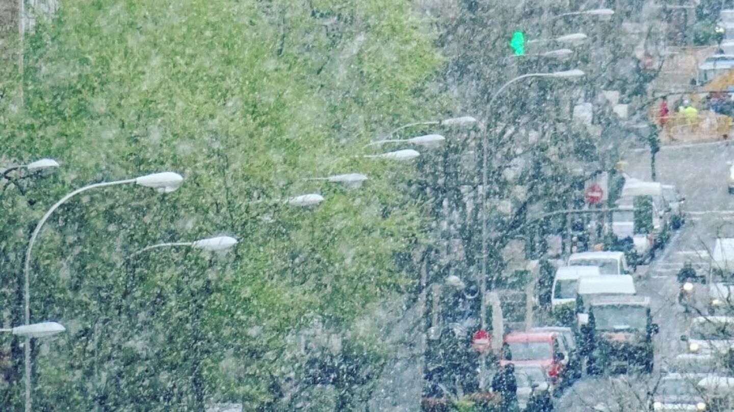 La nieve sorprende a los madrile&ntilde;os en plena primavera