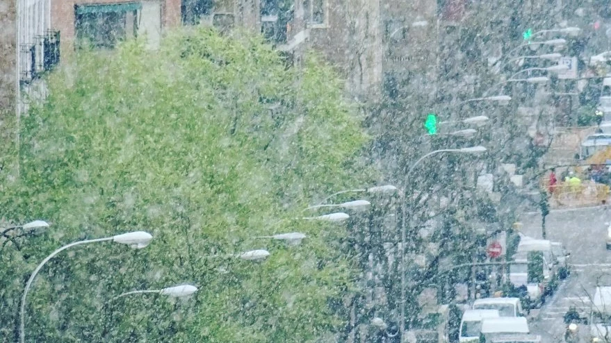 La nieve sorprende a los madrileños en plena primavera