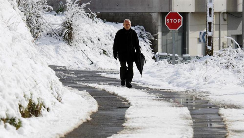 Un hombre caminando por la nieve