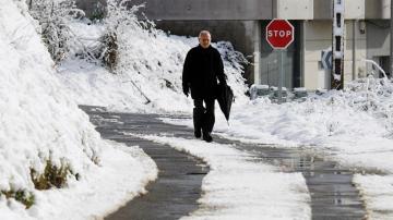 Un hombre caminando por la nieve