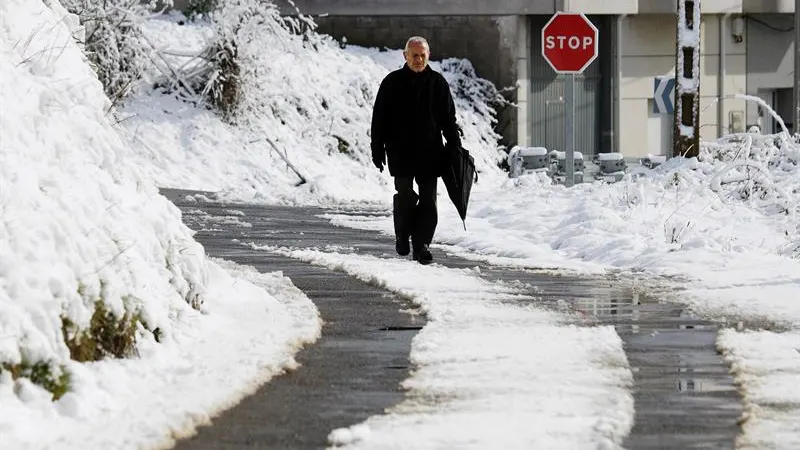 Un hombre caminando por la nieve