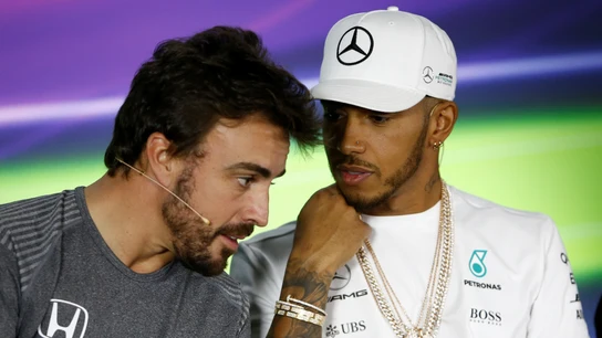 Cuchicheos entre Hamilton y Alonso en rueda de prensa Cuchicheos entre Hamilton y Alonso en rueda de prensa