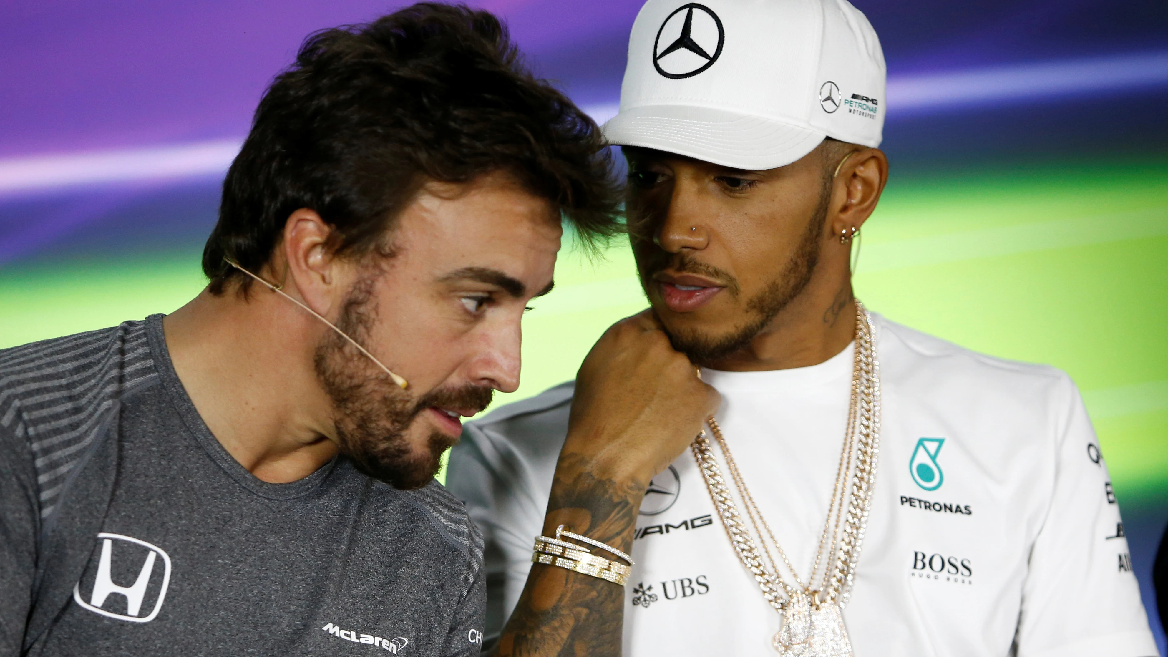Cuchicheos entre Hamilton y Alonso en rueda de prensa Cuchicheos entre Hamilton y Alonso en rueda de prensa
