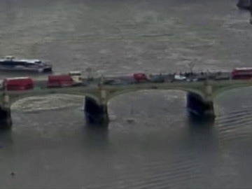 Frame 15.149403 de: El vídeo que muestra el atentado en Londres: una mujer cae al río Támesis Frame 15.149403 de: El vídeo que muestra el atentado en Londres: una mujer cae al río Támesis