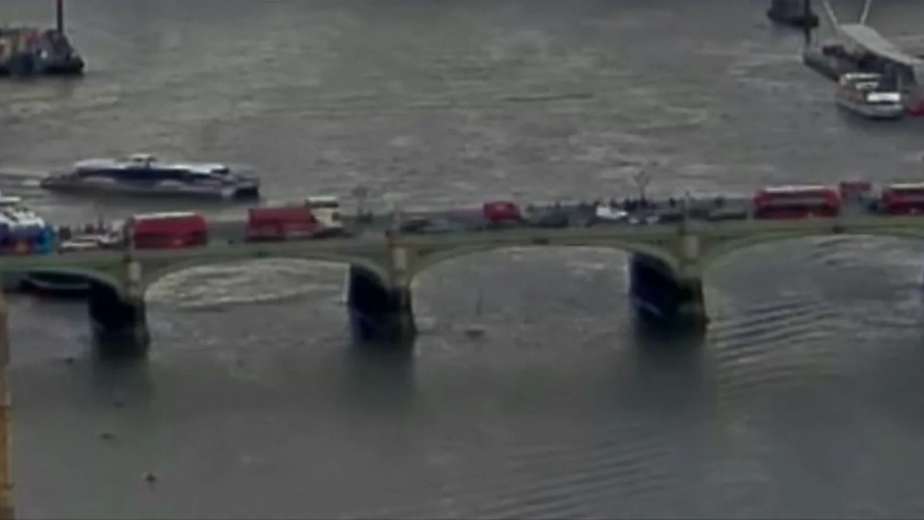 Frame 15.149403 de: El vídeo que muestra el atentado en Londres: una mujer cae al río Támesis