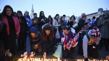 Vigilia por las víctimas del atentado en Londres en Trafalgar Square