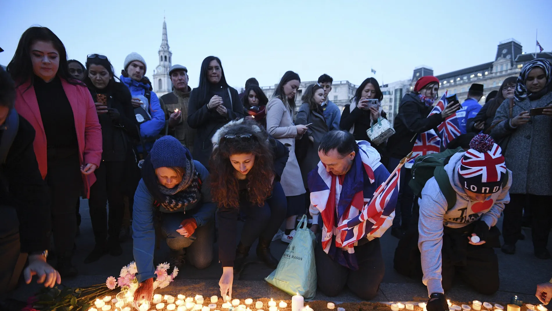 Vigilia por las víctimas del atentado en Londres en Trafalgar Square