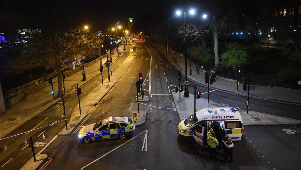 Servicios de emergencia trabajan tras el atentado frente al Parlamento en Londres