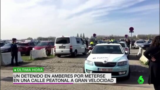 Frame 14.877635 de: Detienen a un hombre en Amberes tras intentar atropellar a varios peatones en una calle