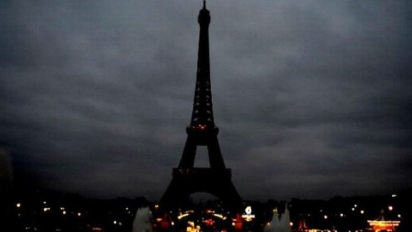La Torre Eiffel, apagada en se&ntilde;al de duelo