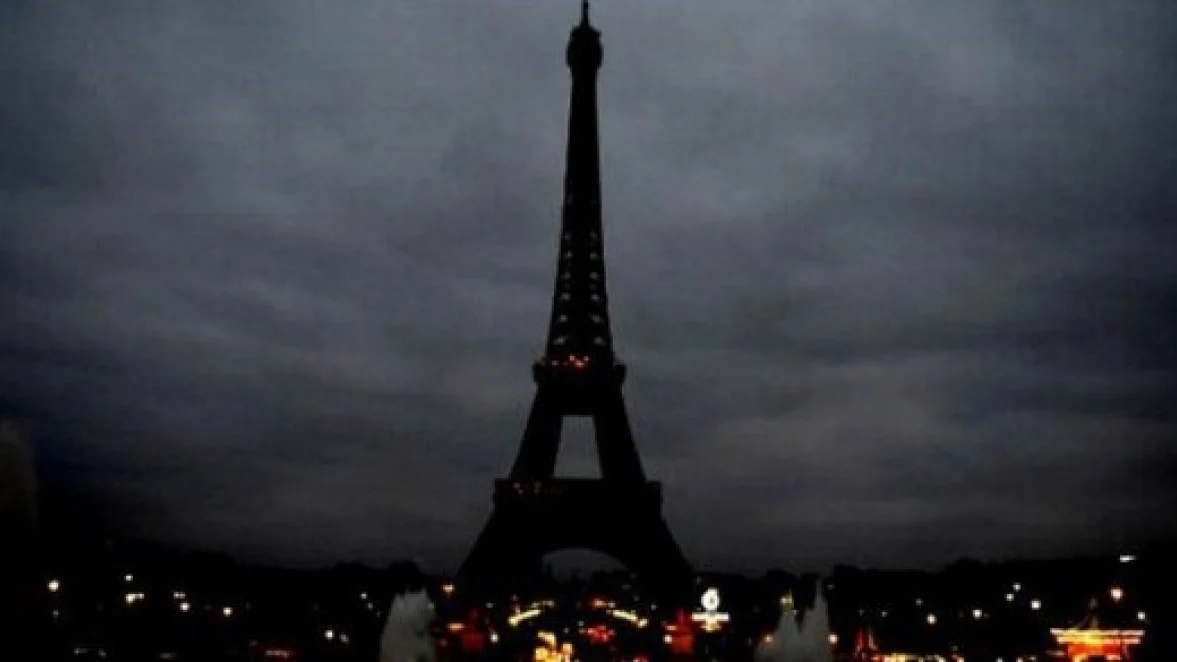 La Torre Eiffel, apagada en señal de duelo La Torre Eiffel, apagada en señal de duelo