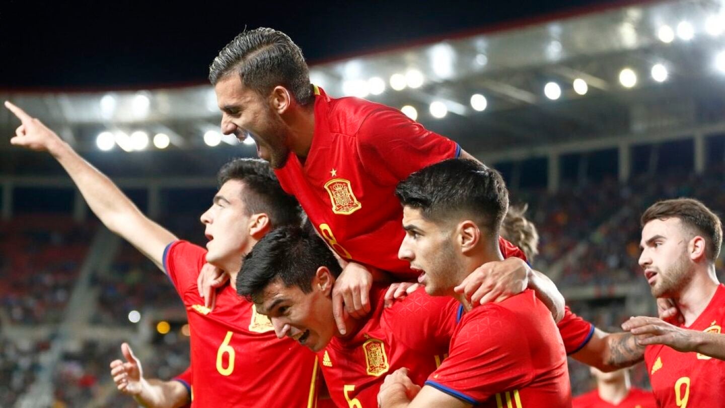 La selecci&oacute;n espa&ntilde;ola sub-21 celebra un gol