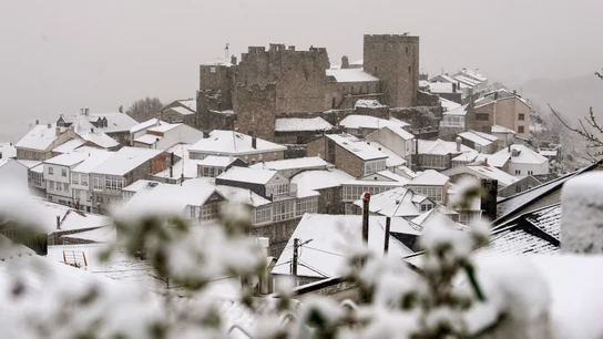 Vista general del pueblo de Castro Caldelas (Ourense) cubierto por la nieve Vista general del pueblo de Castro Caldelas (Ourense) cubierto por la nieve