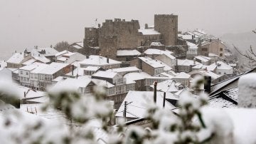 Vista general del pueblo de Castro Caldelas (Ourense) cubierto por la nieve