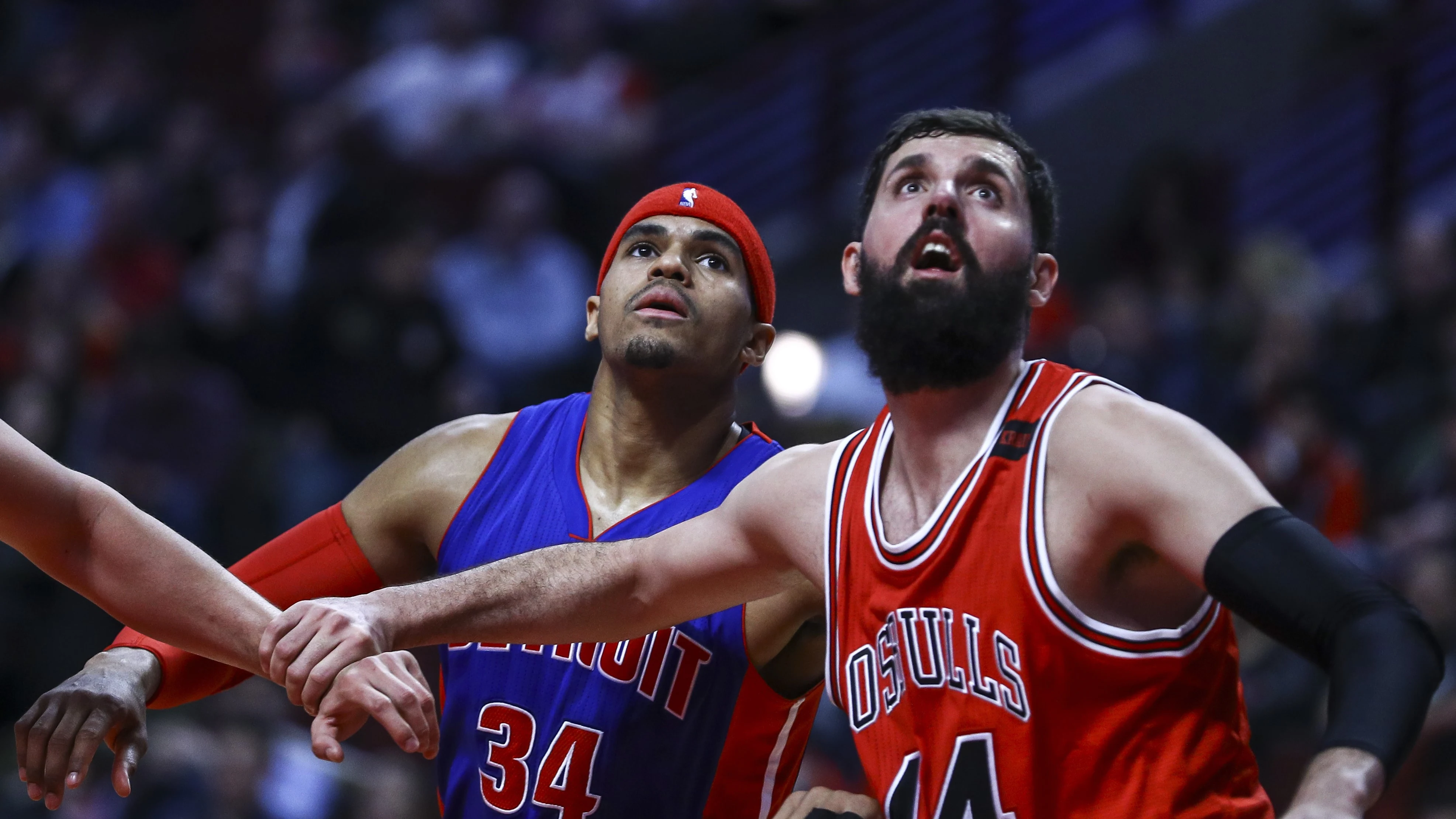 Nikola Mirotic, en busca del rebote junto a Tobias Harris