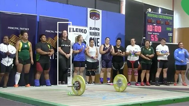 Laurel Hubbard, la cuarta competidora por la izquierda de la foto