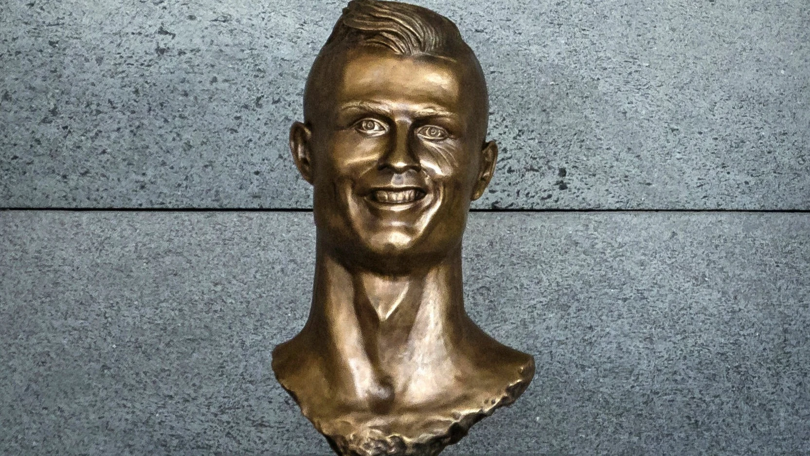 El busto de Cristiano Ronaldo en el aeropuerto de Madeira