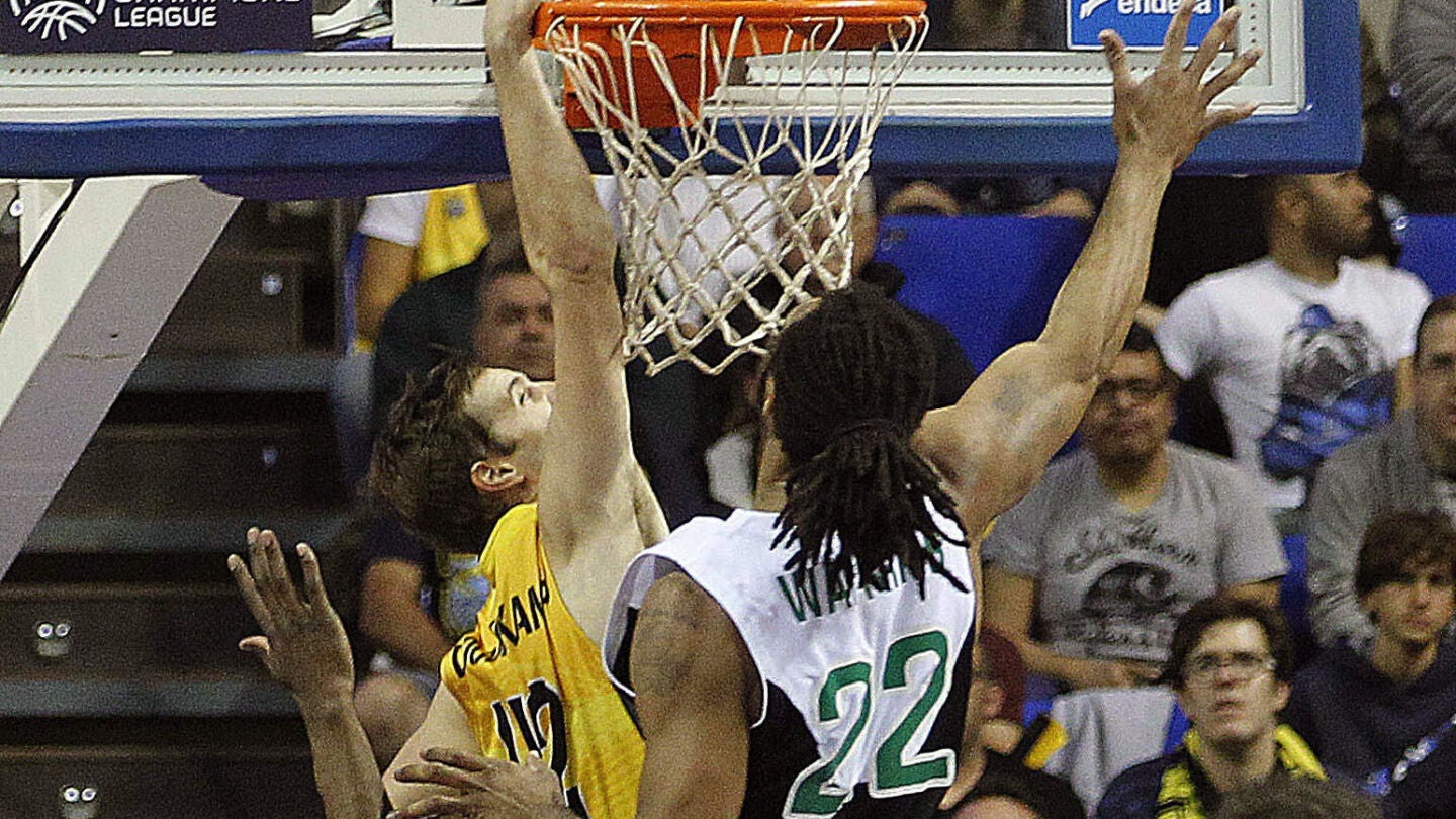 Aaron Doonekamp y Darryl Walkins pelean bajo el aro