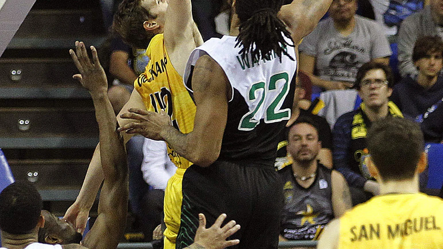Aaron Doonekamp y Darryl Walkins pelean bajo el aro